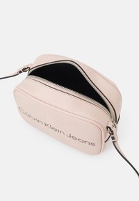 Calvin Klein Jeans SCULPTED CAMERA MONO - Torba preko tijela - pale conch
