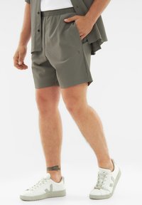Johnny Urban MASON - Pantaloni sportivi - grey olive
