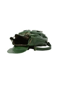 Zaino in pelle verde con finitura texturizzata, due tasche anteriori, tracolla regolabile e una fodera interna a fantasia. Comparto aperto visibile.