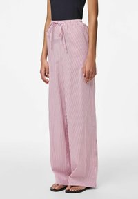 Gestreepte broek met wijde pijpen, gemaakt van zachte stof met een broekband met trekkoord, met roze en witte verticale strepen en een vloeiende pasvorm.