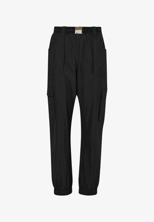 Pantaloni cargo neri realizzati in materiale leggero. Presentano polsini elasticizzati, una cintura con logo e molteplici tasche laterali per lo stoccaggio.