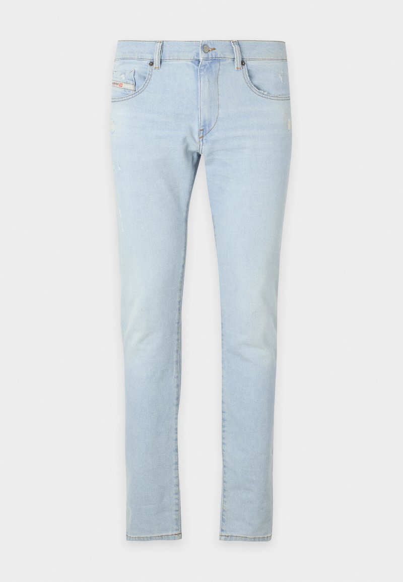 Hellblaue Jeans im Slim Fit mit Vorder- und Gesäßtaschen sowie leichter Abnutzung auf dem Stoff für mehr Textur.