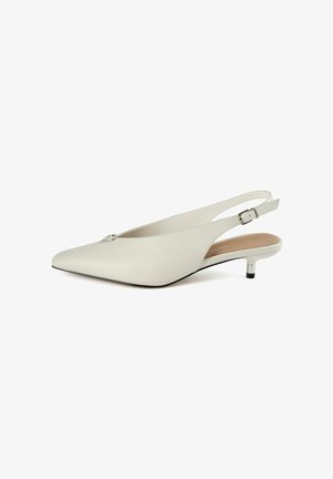 Beež nahast slingback kontsad, terava ninaga, väikese plokkninaga ja dekoratiivse aktsendiga esiosas. Sile tekstuur ja minimalistlik disain.