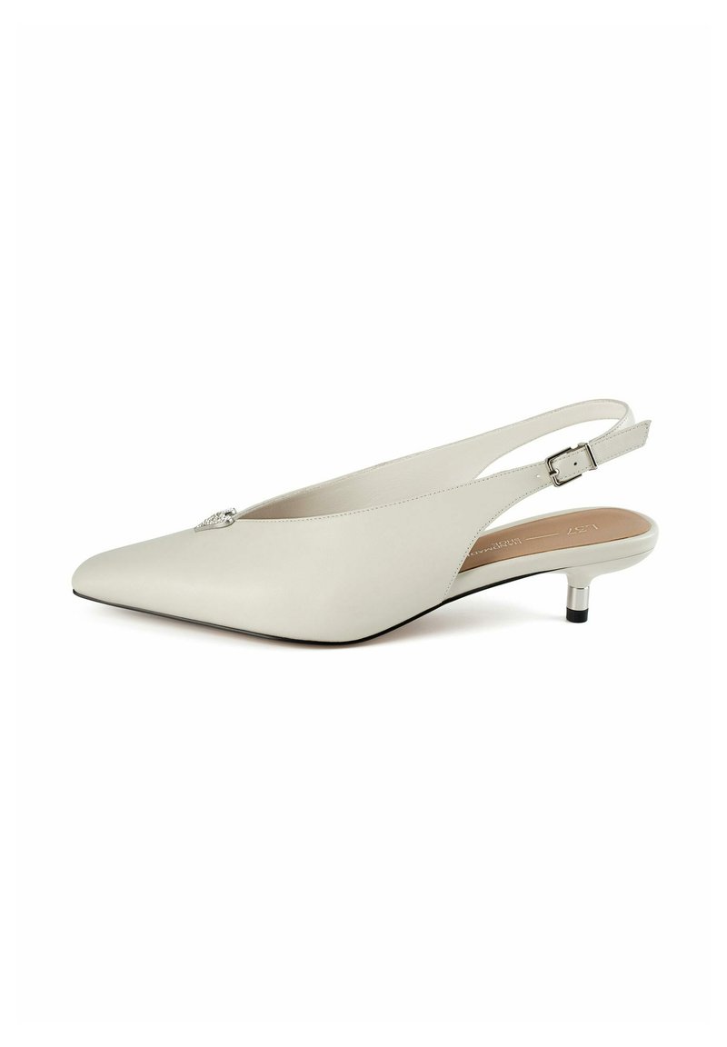 Pantofi slingback din piele bej cu vârf ascuțit, toc mic de tip bloc și un accent decorativ în față. Textură netedă și design minimalistic.
