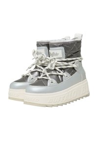 Stříbrné prošívané sneakers s vysokým střihem, texturovaným povrchem, bílými robustními podrážkami a pruhovanými tkaničkami. Logo značky embosované na patě a jazyku.
