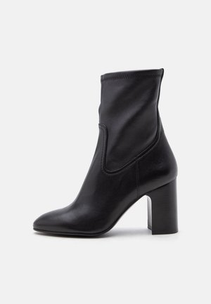 Stuart Weitzman, MULBERRY STRETCH BOOTIE - Класически боти до глезена - black