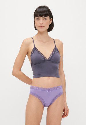 Szürke csipkés melltartó vékony pántokkal és mély V-nyakkivágással; levendula színű bugyival párosítva, amely csipkés és középen masnis részlettel rendelkezik.