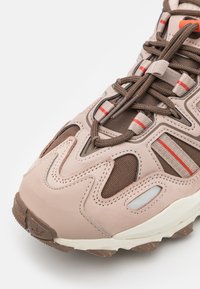 adidas Originals HYPERTURF UNISEX - Αθλητικά παπούτσια - earth strata/taupe/off-white