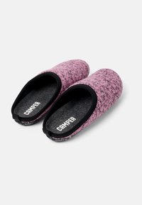 Rosa filttofflor med svart kant, rund form och texturerad ovansida. Inuti finns en gråinnersula med "CAMPER"-logotyp.