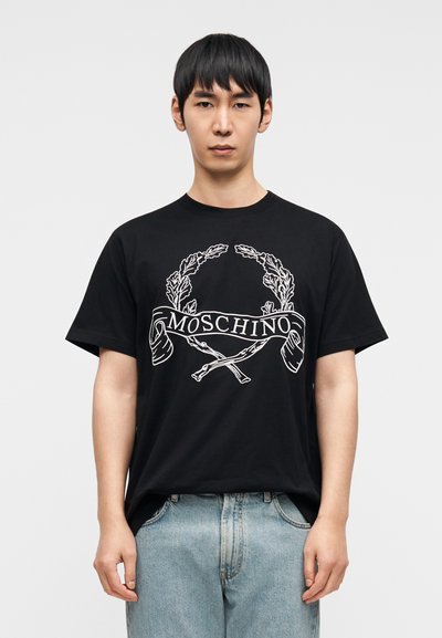 Μαύρο βαμβακερό t-shirt με λευκό γραφικό σχέδιο δάφνινου στεφάνου και τη λέξη «MOSCHINO» σε κεντρική κορδέλα. Στρογγυλή λαιμόκοψη, κοντά μανίκια.