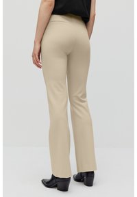 STOCKH LM Studio HANNAH SLIM FIT FLARE ELASTIC - Broek - lt beige