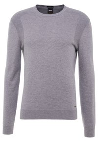 Grauer Pullover aus weichem Material, mit Rundhalsausschnitt, langen Ärmeln, gerippten Details an Schultern und Bündchen sowie einem gestickten Logo am Saum.