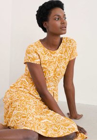 Seasalt Cornwall WILD BOUQUET - Trikotāžas kleita - painted daffodil turmeric - painted daffodil turmeric