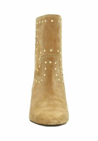 Bottine en suede beige avec des clous ronds dorés disposés en motifs, semelle plate et bout carré, vue de face.