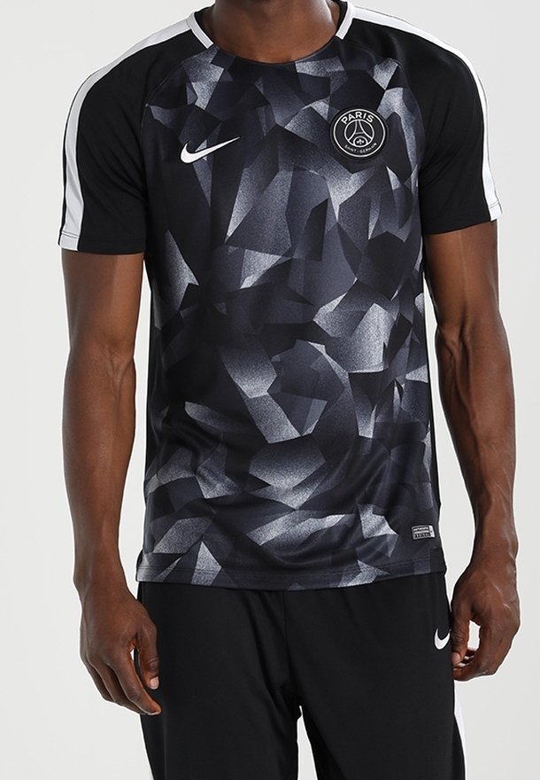 Czarna sportowa koszulka z geometrycznym wzorem w odcieniach szarości, z białymi akcentami na szwach ramion i okrągłym dekoltem.