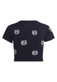 Laivastonsininen puuvillapaita lyhyillä hihoilla, jossa on useita löyhiä brodeerattuja pyöreitä logoja valkoisilla ja punaisilla korostuksilla, jakautuneina selkäpuolelle.