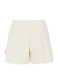 Shorts texturés blanc cassé avec une ceinture élastique et une petite étiquette noire de la marque sur le côté gauche.