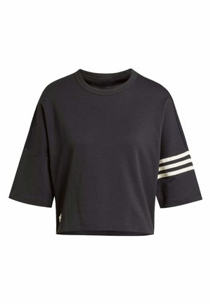 Zwarte cropped t-shirt met korte mouwen, voorzien van witte verticale strepen op de linker mouw en een ronde halslijn. Zachte stofstructuur.