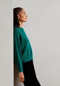 Anna Field Strikkegenser - green