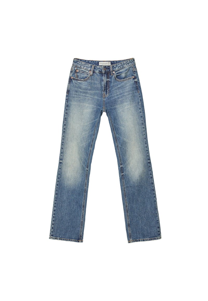 Jeans blu a gamba dritta con aree anteriori delle cosce scolorite, bottone e cerniera frontali, e design con cinque tasche, stesi su uno sfondo bianco.