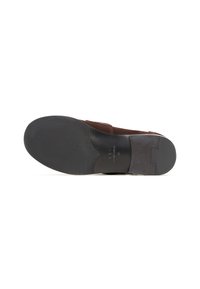 Semelle d'une chaussure habillée en cuir marron, montrant une semelle extérieure en caoutchouc noir texturé avec les initiales de la marque et la taille embossées près de la voûte plantaire.