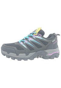 Graue Wanderschuhe mit Mesh-Obermaterial, türkisfarbenen Schnürsenkeln, bunten Akzenten, robuster Sohle und verstärktem Absatz. Dockers-Logou sichtbar.