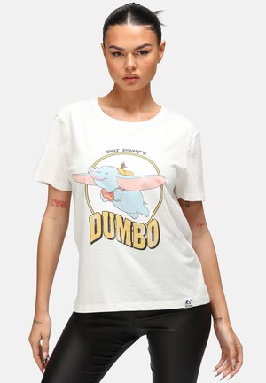 T-shirt bianca in cotone con una grafica di Dumbo con orecchie rosa e un cappello giallo, incorniciato da "Walt Disney's" e "DUMBO" in grassetto, testo dorato.