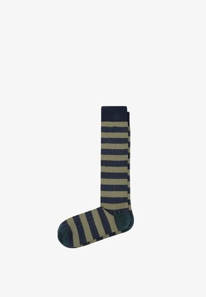 Calcetines hasta la rodilla con rayas horizontales en azul oscuro y verde oliva, puntera y puño en azul oscuro sobre un fondo blanco.