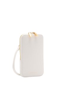 Custodia per telefono in pelle bianca con superficie texturizzata, dettagli in metallo dorato nella zip e una tracolla removibile. Presenta un design rettangolare e liscio.