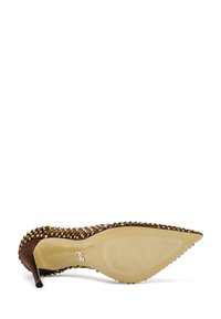 Bruine hoge hak schoen met een spitse neus, versierd met gouden studs, van suède textuur en een gladde beige zool.