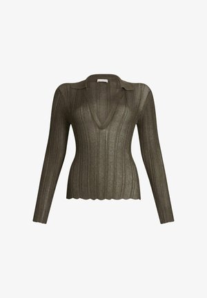 Dlouhý rukáv, žebrovaný svetr v olivově zelené barvě s výstřihem do V a zvlněným lemem. Má strukturovaný design a mírně texturovaný materiál.