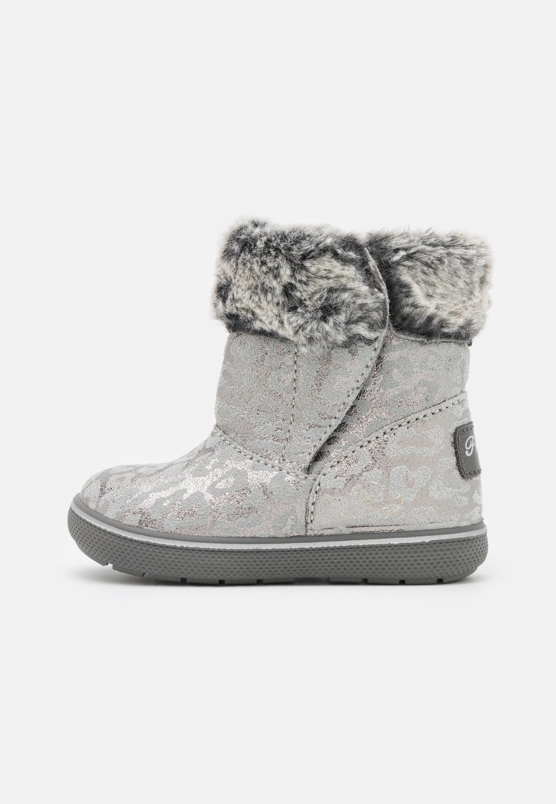 Bottine grise avec un design léopard brillant, col en fausse fourrure et semelle en caoutchouc texturée. Présente un patch logo sur le côté.