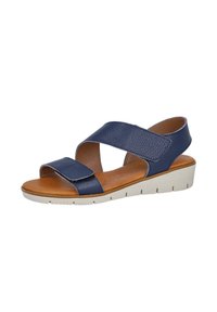 Sandalia azul marino con parte superior de cuero texturizado, dos correas ajustables, punta abierta y suela beige claro con un ligero diseño de cuña.