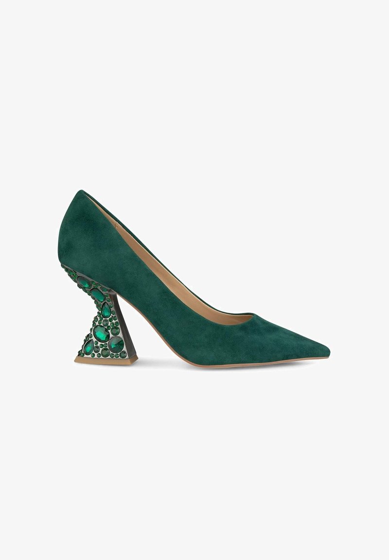 Escarpin en daim vert émeraude à bout pointu avec talon sculpté orné de grosses et petites pierres précieuses vertes.