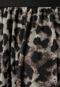 Sort elastisk taljebånd med samlet leopardprint stof i nuancer af beige og brun, der har en tekstureret overflade med markante mønstre.