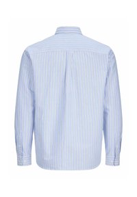 Chemise bleu clair à manches longues avec des rayures verticales blanches et jaunes vue de dos, avec un col plié et des poignets boutonnés.