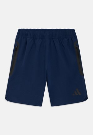 Shorts de sport bleu marine avec taille élastique, poches latérales zippées noires et logo discret sur la partie inférieure de la jambe gauche.