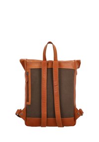 Zaino in tela marrone e pelle beige con spallacci regolabili, manico superiore e tasca con zip laterale, visto dal retro.