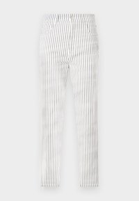 Λευκό στενό παντελόνι με κάθετες μαύρες ρίγες, με κουμπί μπροστά, φερμουάρ, θηλιές για ζώνη και τσέπες.