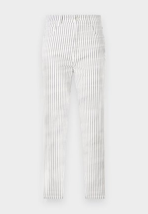 Pantalon blanc coupe slim avec des rayures verticales noires, doté d'un bouton à l'avant, d'une fermeture éclair, de passants pour ceinture et de poches.