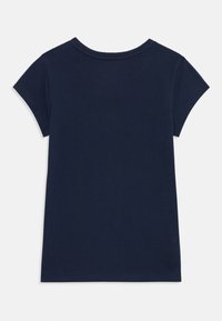 T-shirt en coton bleu marine à manches courtes et col rond. Texture lisse avec coupe droite et sans motifs ni graphiques visibles.