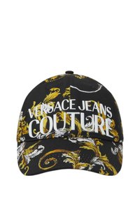 Casquette noire ornée de motifs baroques dorés, avec des grands textes blancs "VERSACE JEANS COUTURE" à l'avant, une visière incurvée et un tissu texturé.