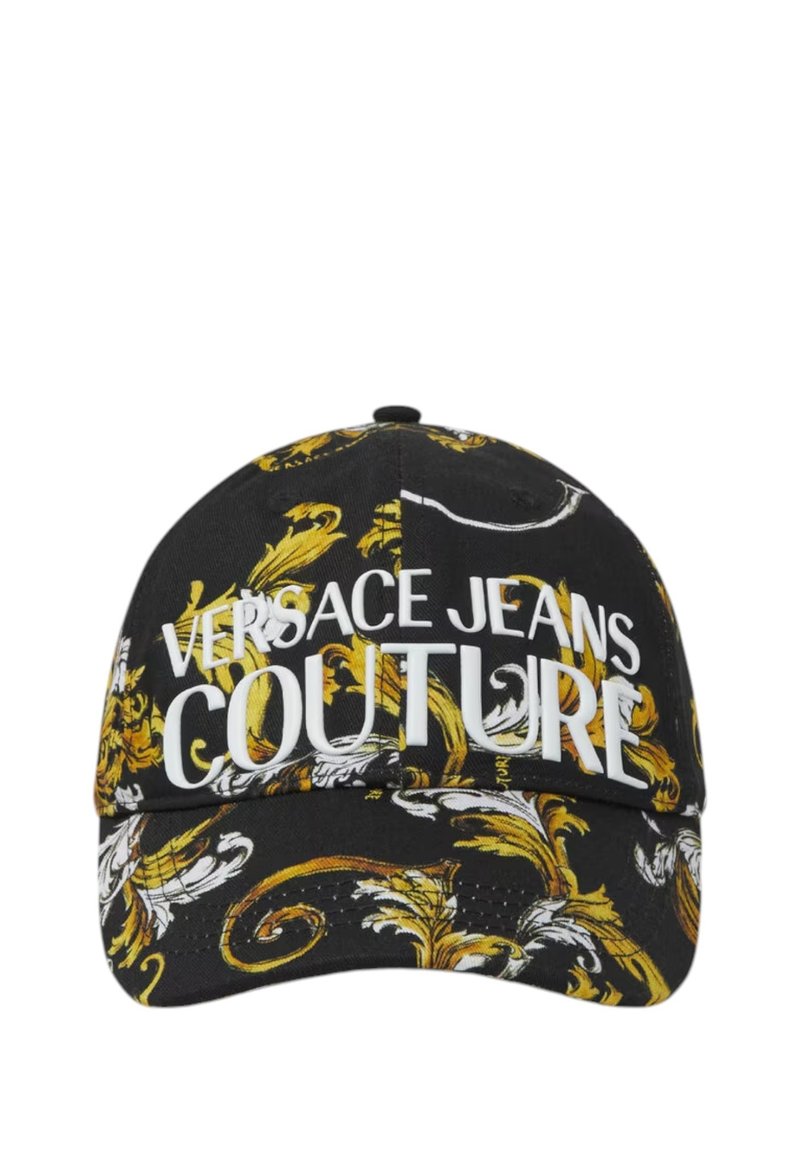 Casquette noire ornée de motifs baroques dorés, avec des grands textes blancs "VERSACE JEANS COUTURE" à l'avant, une visière incurvée et un tissu texturé.