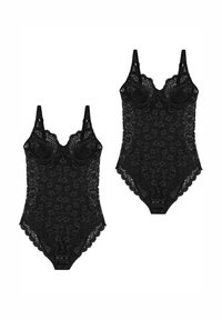 Svarta spetsbodys med blommönster, justerbara axelband och vågiga kanter. Har hakknäppning i botten för enkel påklädnad.