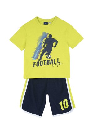 Ensemble à thème football comprenant un t-shirt en coton jaune vif avec un motif graphique bleu et un short marine avec des bordures blanches et le numéro "10".