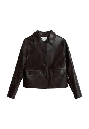 Chaqueta de cuero marrón oscuro con mangas largas, cuatro botones delanteros, dos bolsillos delanteros con tapeta y un cuello ancho.