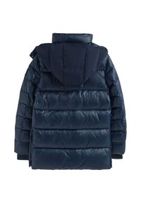 Doudoune marine avec capuche, dotée d'un design matelassé et d'une texture lisse et brillante. Comprend deux poches latérales et un col montant.