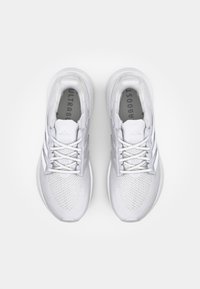 Weiße Sportschuhe mit einem Obermaterial aus Mesh, einem dreistreifigen Design und einer strukturierten Sohle. Enthält Schnürsenkel und eine gepolsterte Zunge. "ULTRABOOST"-Markierung im Inneren.