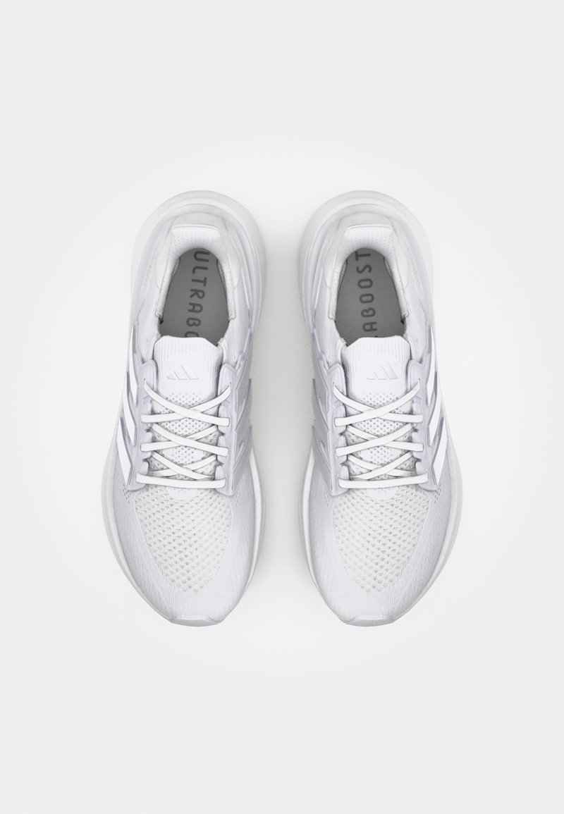 Weiße Sportschuhe mit einem Obermaterial aus Mesh, einem dreistreifigen Design und einer strukturierten Sohle. Enthält Schnürsenkel und eine gepolsterte Zunge. "ULTRABOOST"-Markierung im Inneren.