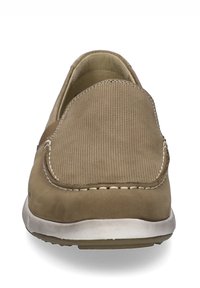 Beige slip-on sko med en struktureret overdel og glat tåhætte. Har hvid syning og en gummisål med en let kurve.